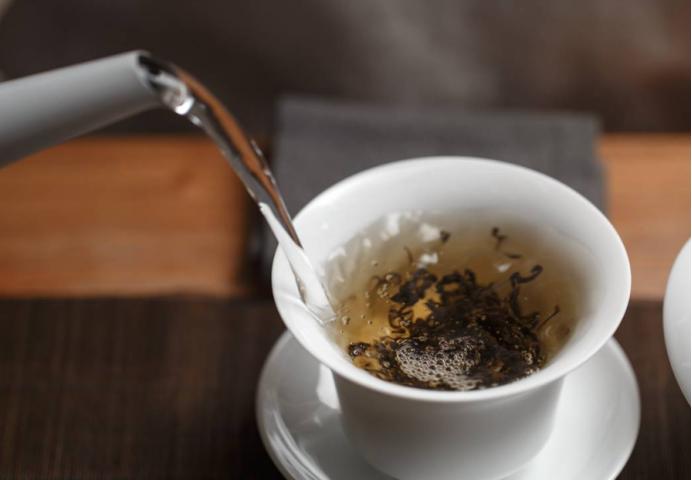 泡茶倒水如何没有那么烫,泡茶最简单的方法泡好茶能放多久