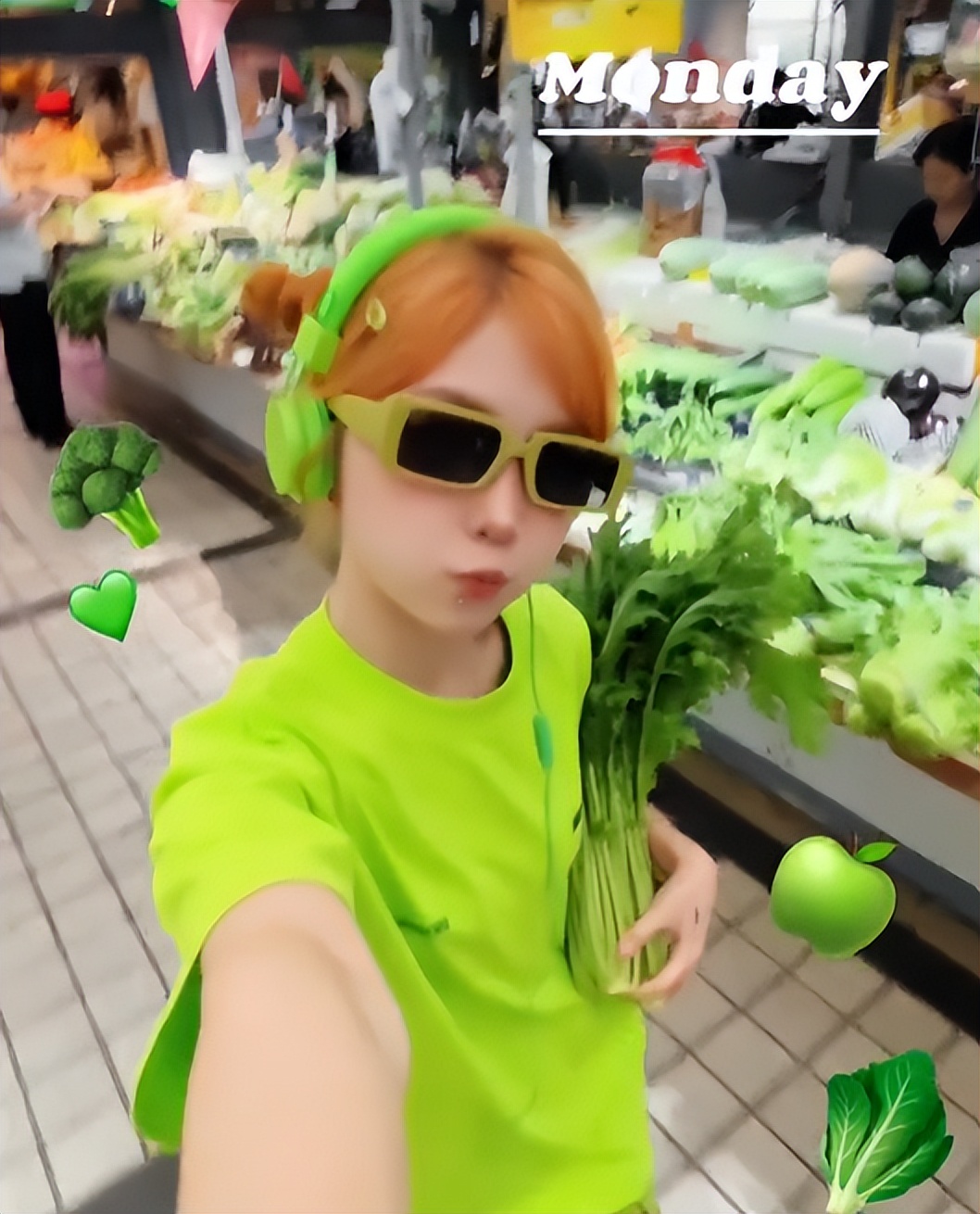 堪称校园风景线！高校女生流行穿起“多巴胺”装，靓丽独特很另类