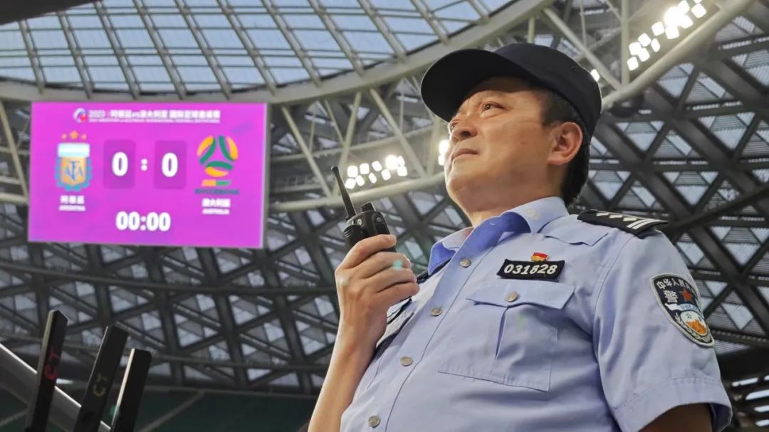 梅西北京比赛时被球迷闯入处罚,工体梅西比赛受伤