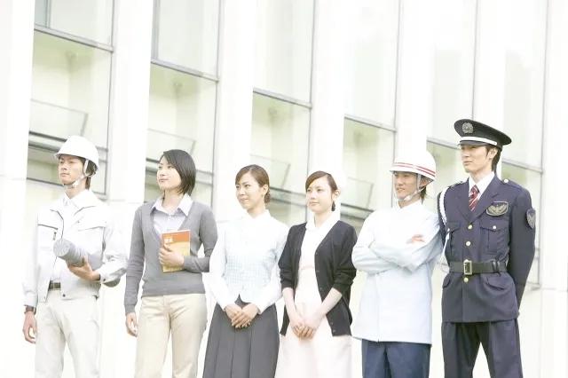 年轻人做保安月入四五千,55岁在深圳当保安每月多钱