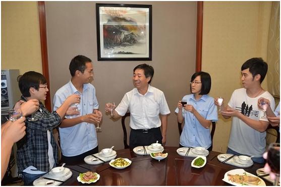 向别人敬酒时杯子应该高还是低,向别人敬酒是什么意思