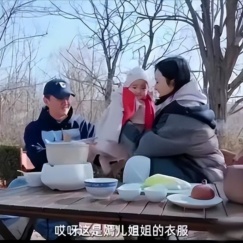 王菲带李嫣香港购物,王菲李嫣金发抢眼