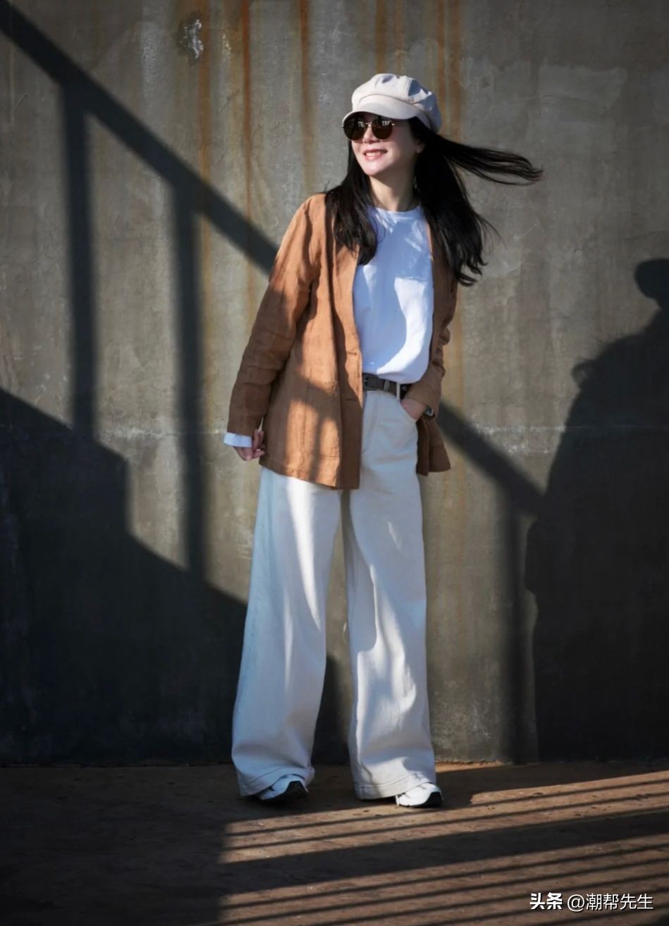 中年女士冬季穿什么颜色好看,别再穿黑白灰了这样穿超级减龄