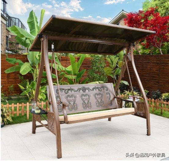 庭院秋千旁边放什么,庭院里秋千