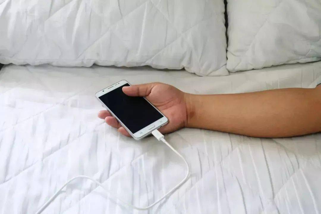 手机放在床头睡觉辐射会造成什么,睡觉手机放床头有辐射吗