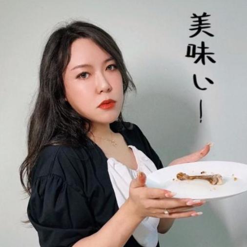 浪胃仙：男扮女装搞吃播，是在吃“性别红利”？如今却被质疑催吐