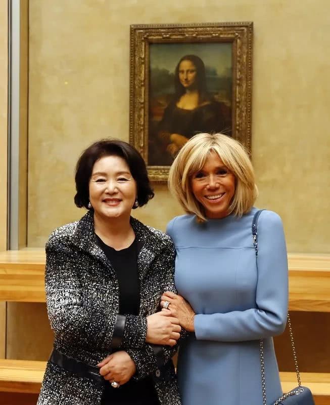 文在寅夫人：看似最接地气的第一夫人，却被曝花10亿公款买衣服