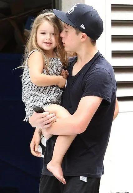 贝嫂狂晒48岁小贝半裸翘臀照，全球网友狂欢：谢嫂子带看男菩萨！