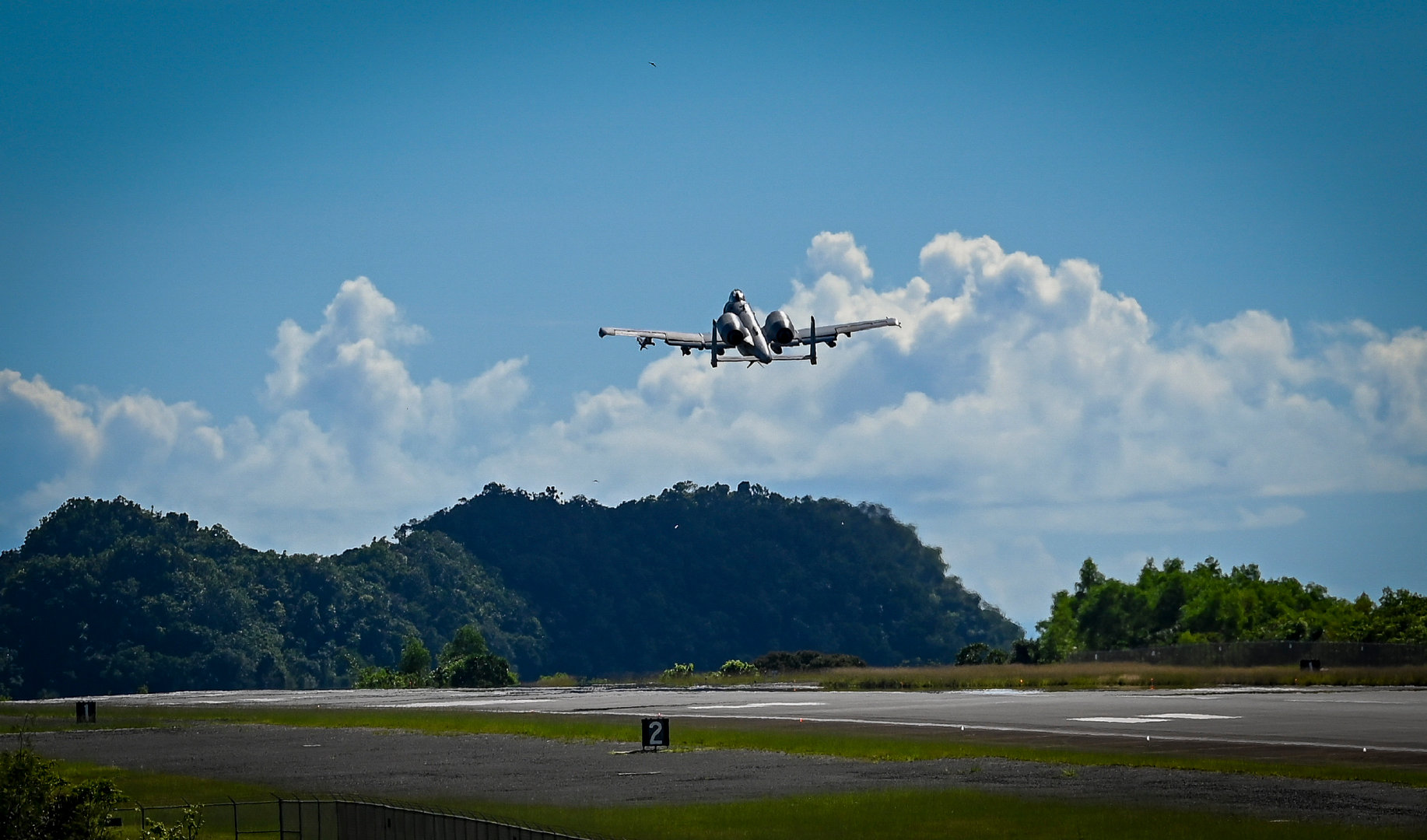 雷电a10攻击机在航母起飞,a-10雷电战斗机二战