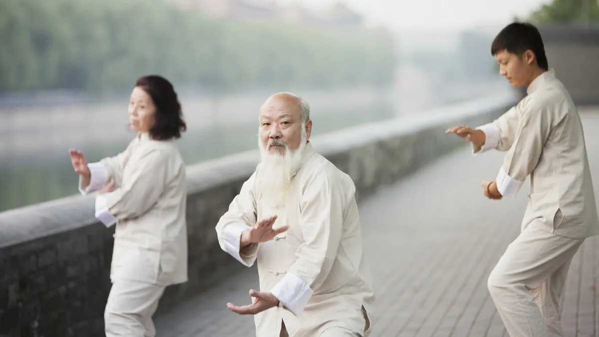 老人经常压腿、拉筋，对身体是好是坏？医生：3大好处会慢慢显现