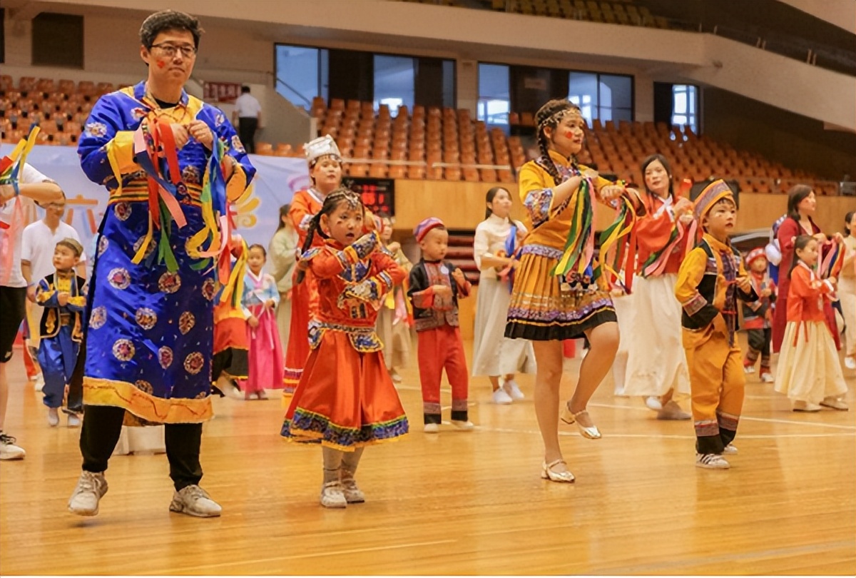 合肥市长江路幼儿园教育集团:举行“炫彩童年筑梦想舞动六一乐成长”庆六一亲子舞展示活动