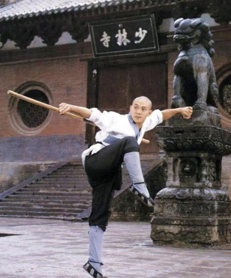 原来吴京真没吹牛！李连杰出脚就是杀人技，计春华：我抗不住一脚