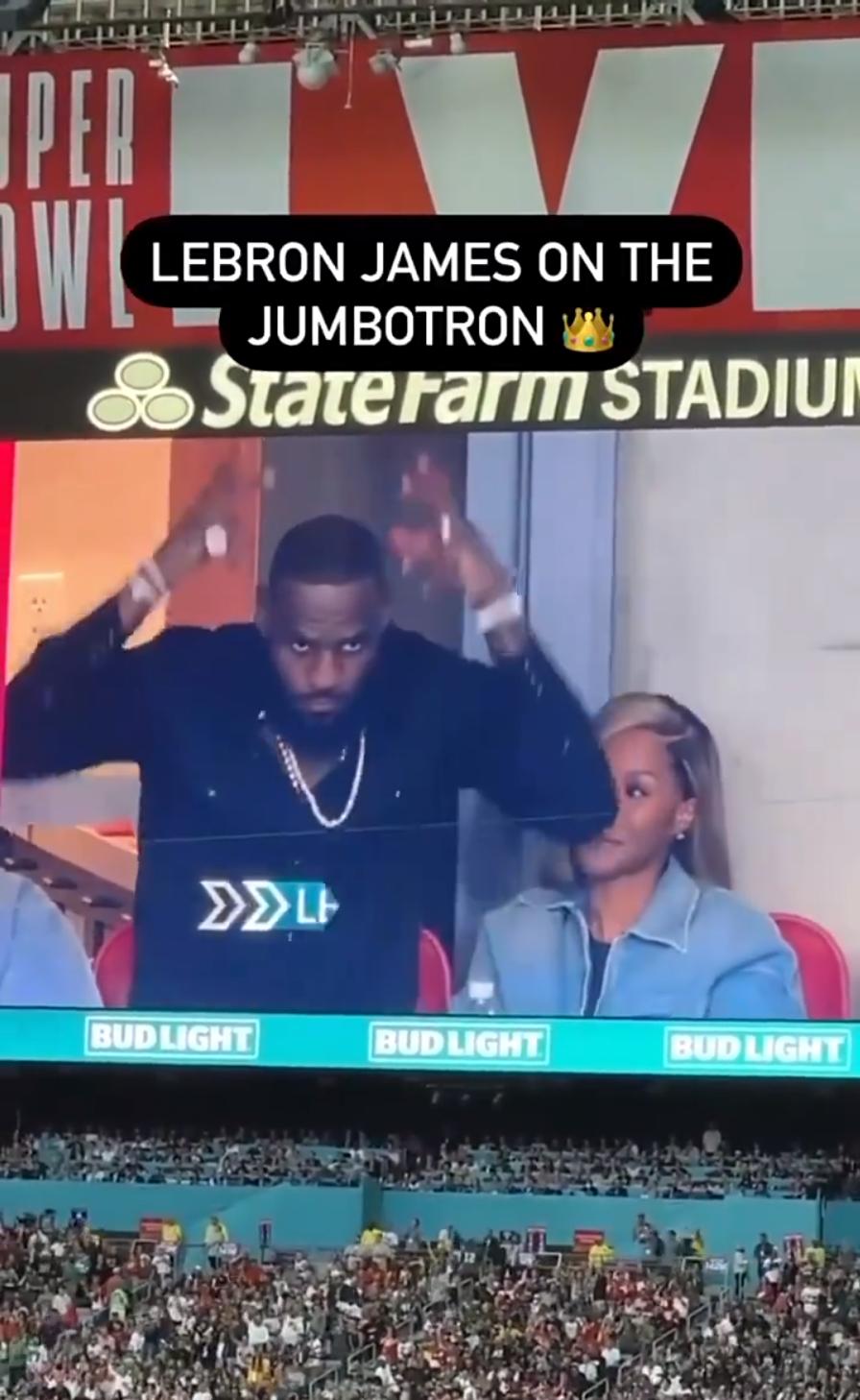 霸气!詹皇超级碗看球被费城球迷抱以嘘声,为自己佩戴王冠回应