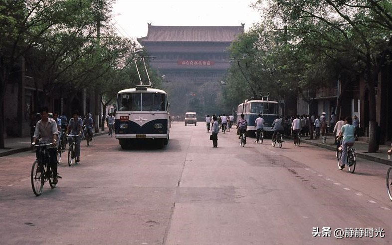 西安北大街八十年代的老照片,西安钟楼电影院老照片