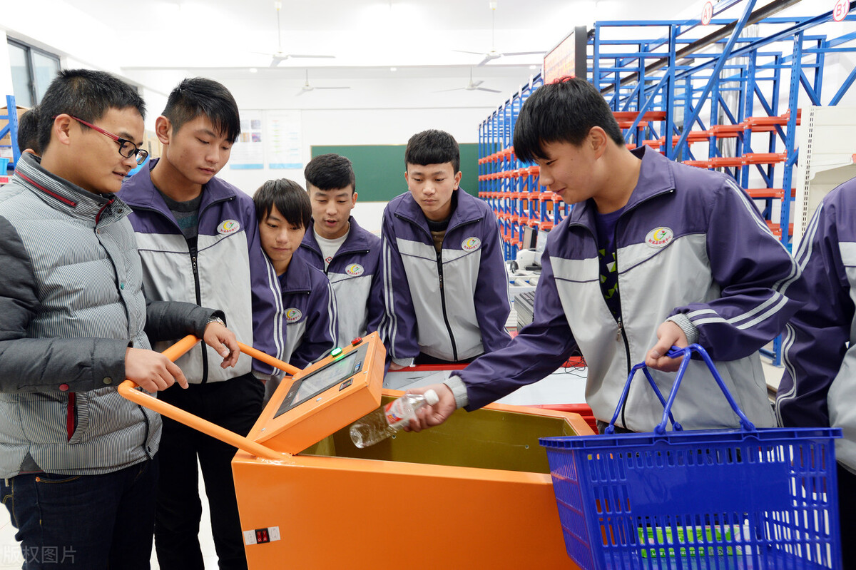 技校都有什么专业适合初中生男孩,技校选高铁专业什么学校比较靠谱