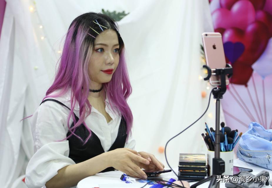 网红利用凉山彝族人“卖惨”，消费网友爱心，乱象该如何整治？