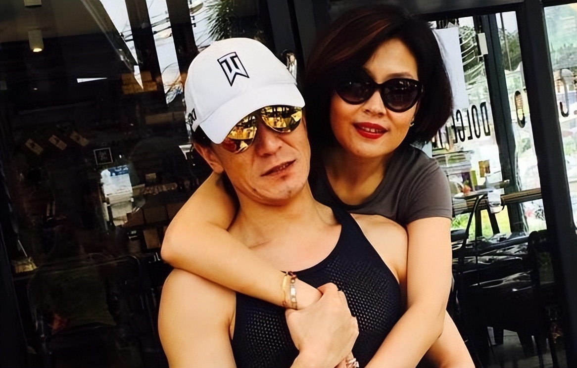 李咏离世4年，再看哈文的状况，才明白嫁给李咏是最好的选择