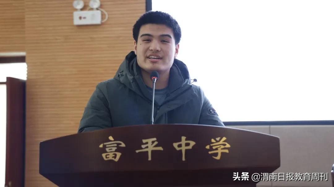 回母校给学弟学妹加油,大一新生回高中母校报喜