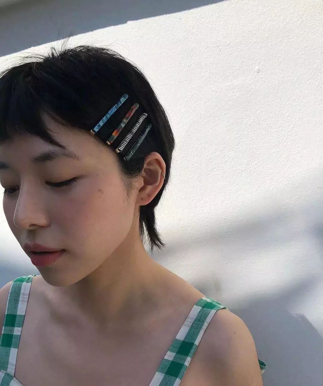 儿童用泫雅风彩色发夹怎么扎好看 (泫雅一字夹发夹佩戴方法)