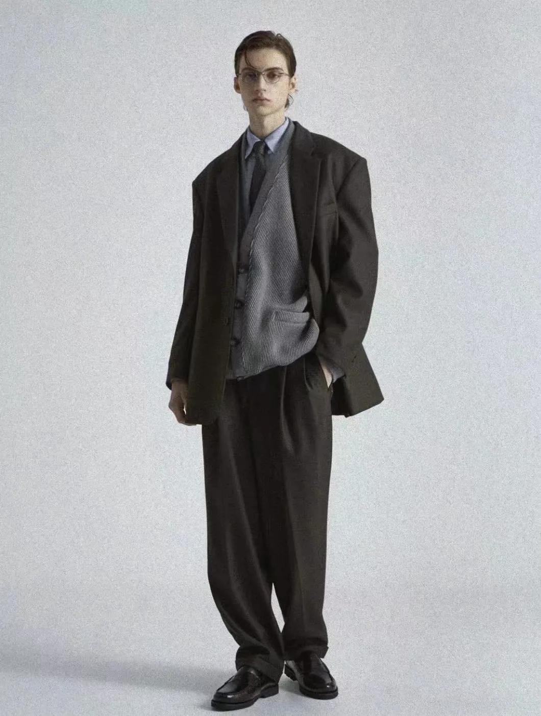 优雅、街头、暗黑揉为一体，拥有独特立体美学的韩国品牌