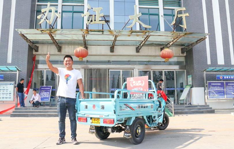 老年代步车三轮上路违法吗,无证驾驶三轮老年代步车怎么处罚