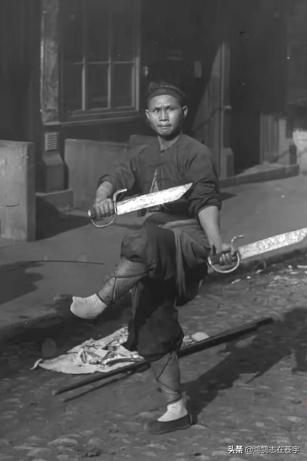 清末老照片地主婆叼着烟坐姿霸气,清末士绅高清老照片