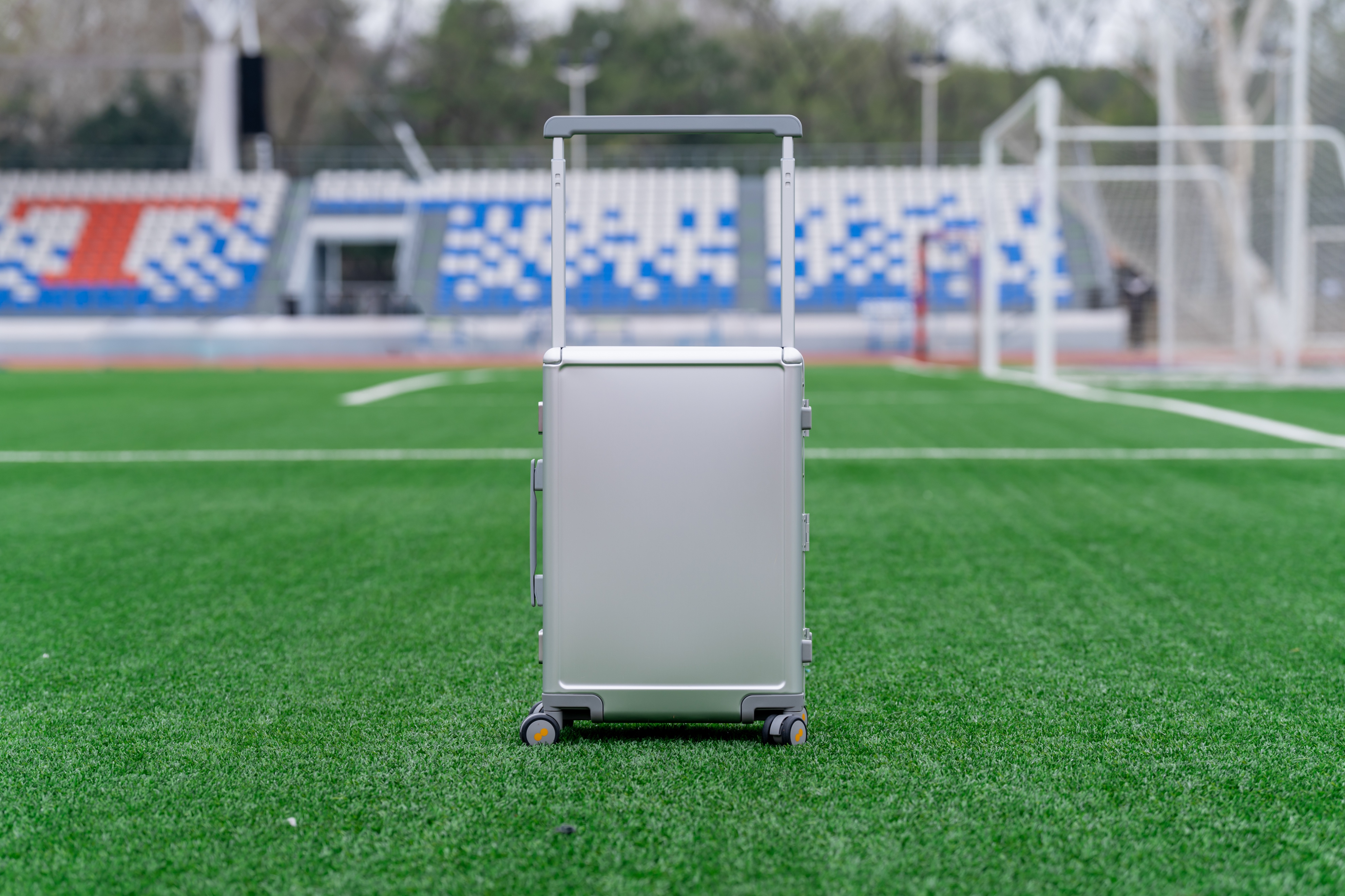 手机NFC解锁+移动办公平台：售价5K的地平线8号领航者登机箱测评