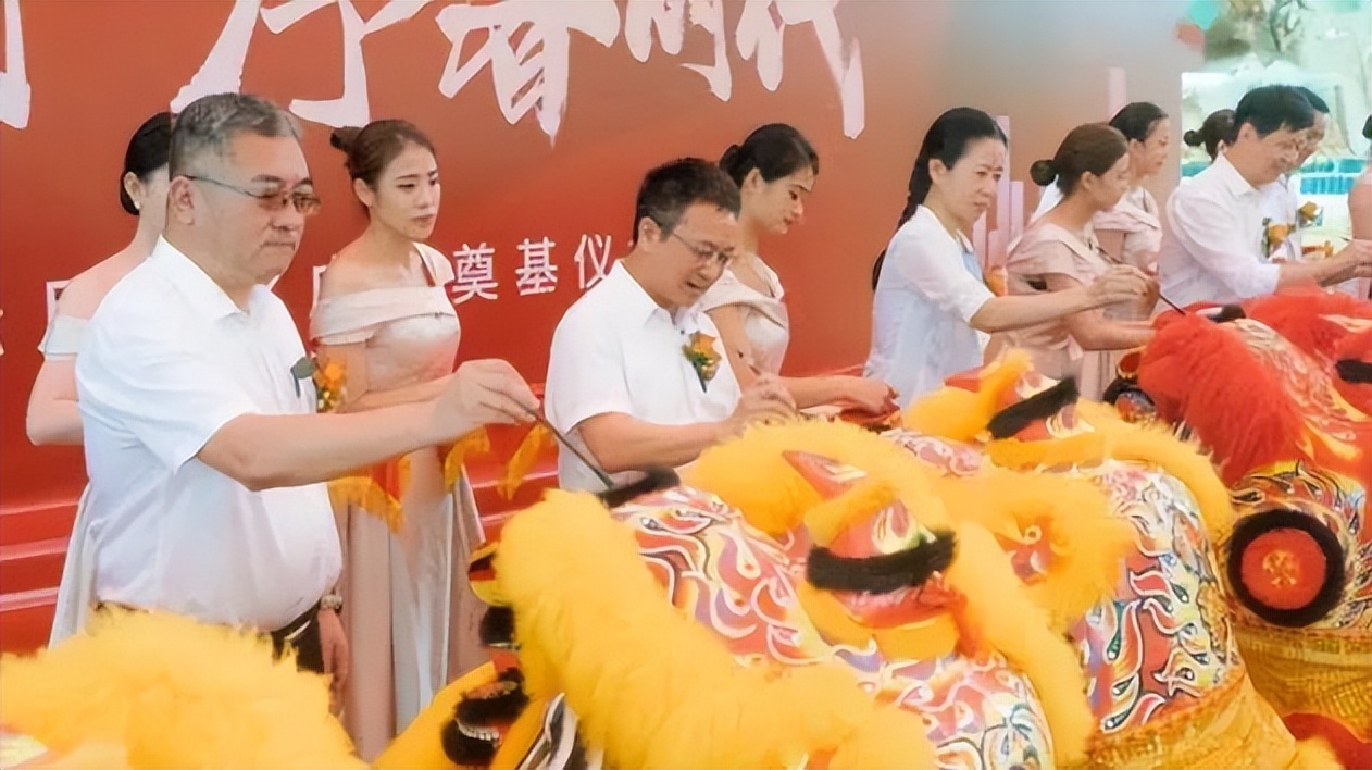 8.15湾TALK早八点：17房企联名请求打击房闹；40亿首座欢乐海岸…