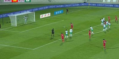 中国男足2比0被翻盘,中国男足战平沙特庆祝动作