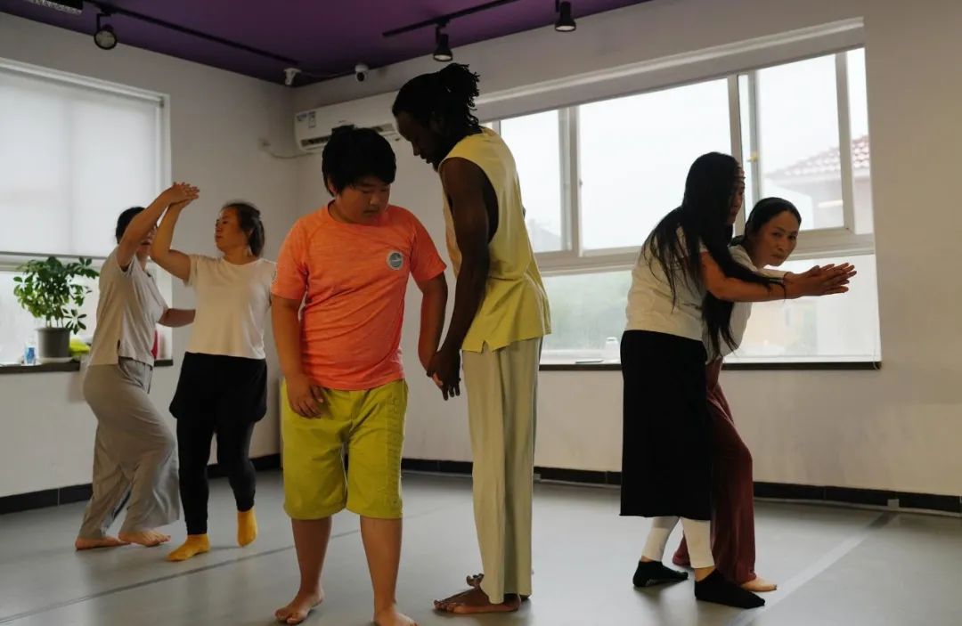 我和我的非洲丈夫，在村里教跳舞