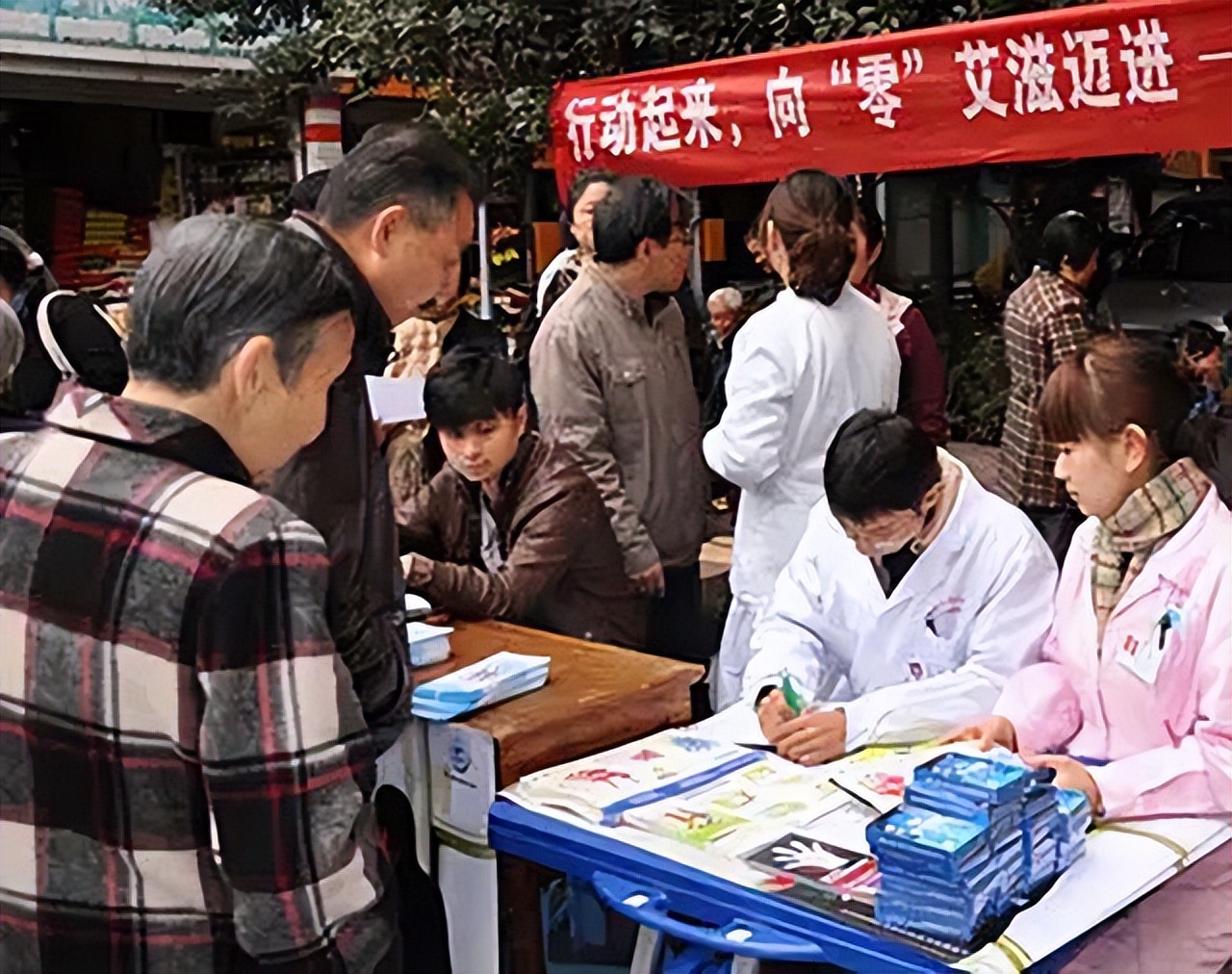 80岁老头艾滋病传染给老婆,艾滋病老年患者应不应该和家人讲