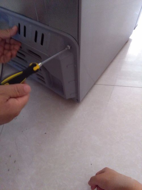 冰箱用了十多年了现在结冰厉害,冰箱后面有臭味储水盒怎么拿下来