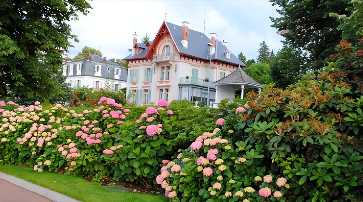 奢侈品依云水,依云水是哪个国家的品牌