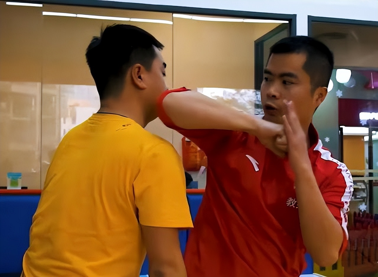 女子防身术对上歹徒,女子防身术掐脖子