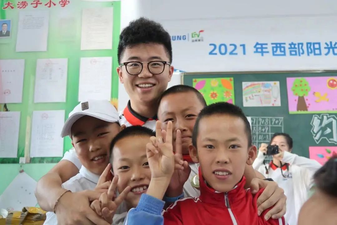 闪闪发光的勋章,闪闪发光的荣誉证书