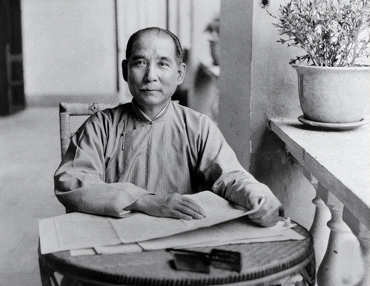 除了毛主席之外，*安门天**城楼上还挂过11个人的画像，都有谁？