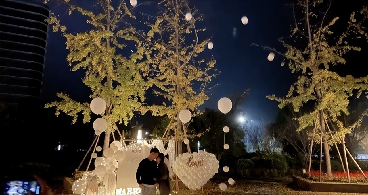 17年江西小伙为追求40岁富婆，狂砸130万后被拉黑，后富婆被判3年