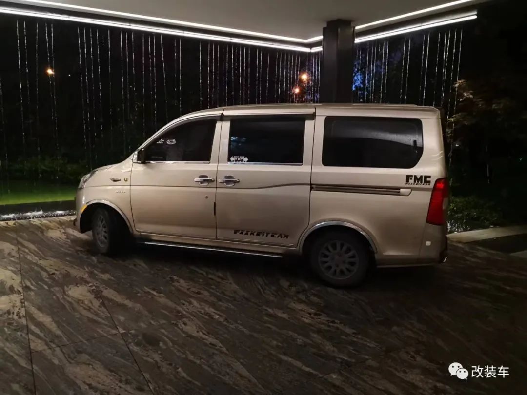 五菱荣光v七座变四座,五菱荣光v新款五座