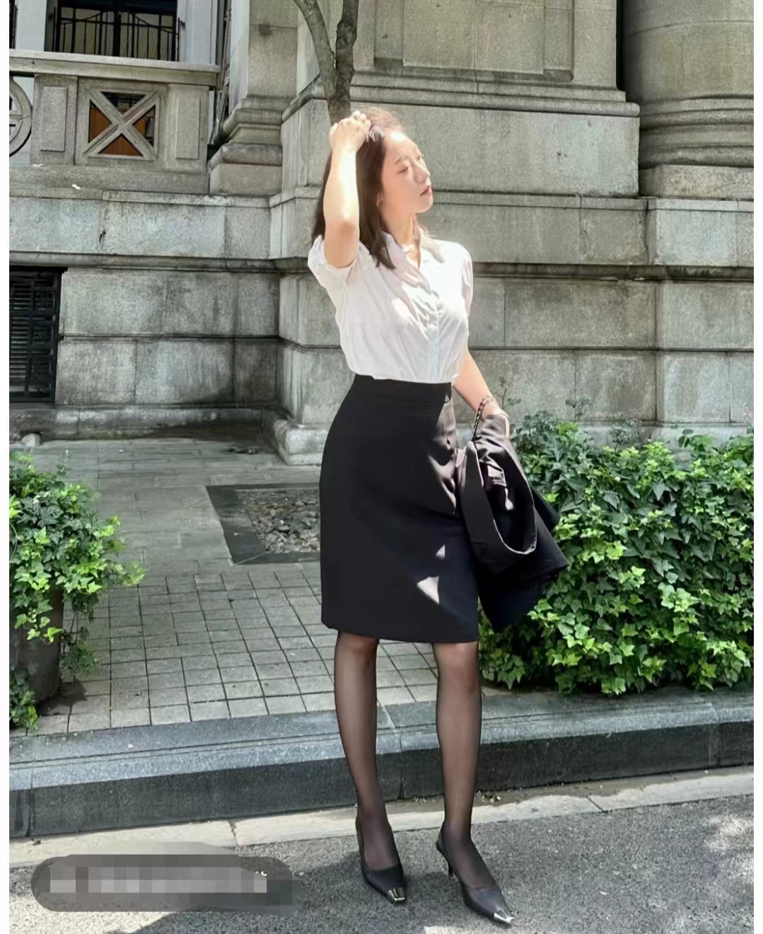 褶皱黑色半裙搭配什么鞋子,女生黑色长半裙搭配什么上衣好看