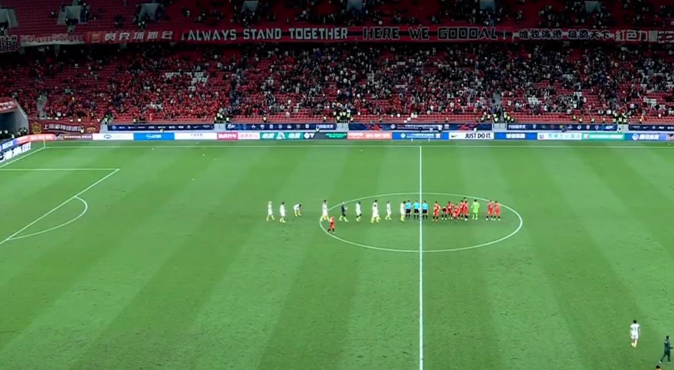 足球运动员不屑的表情,球员足球场上面部表情