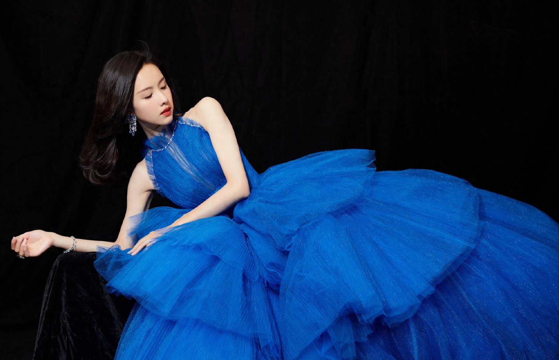 陈都灵蓝发人鱼公主,陈都灵红唇大波浪