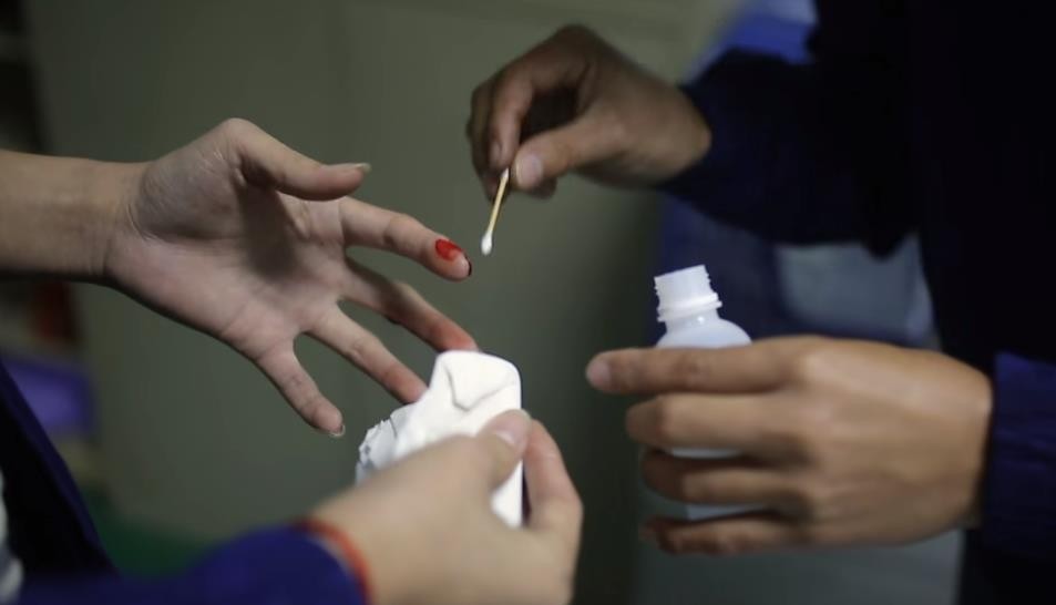 20岁小伙在工厂流水线,小伙在工厂上夜班坚持七年