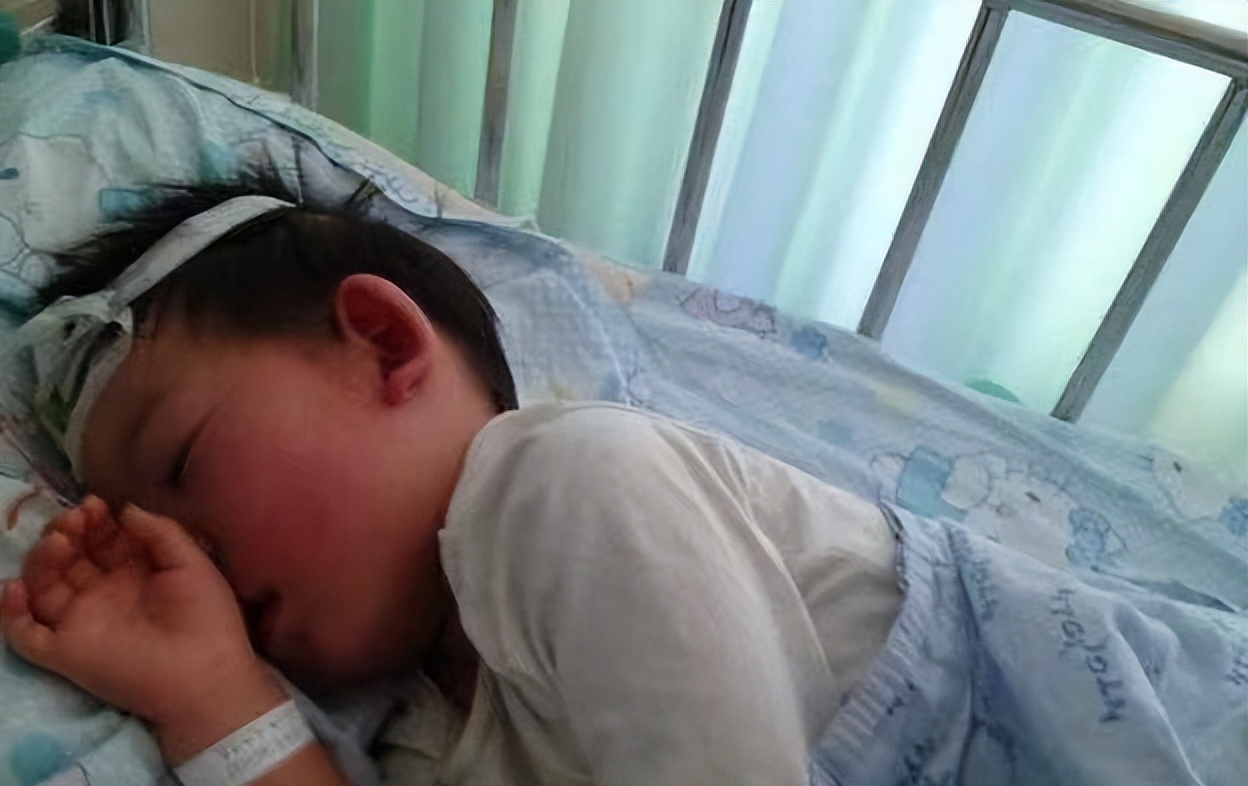 2岁新冠小孩发烧40度喝药不退,2岁宝宝发烧39度吃药不退