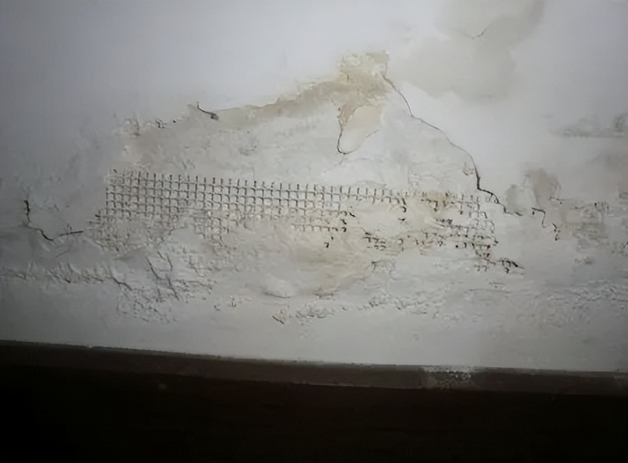 外墙泛碱原因及处理,外墙涂料半年就泛碱