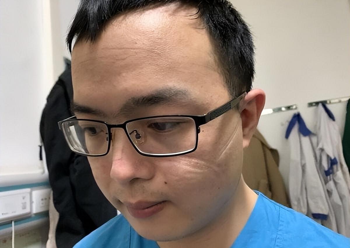 6岁男孩磕破额头有什么说法吗,6岁男童磕伤脸长一道沟不敢笑