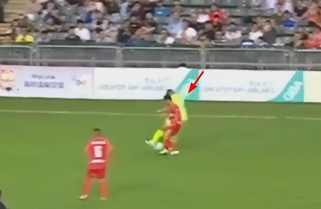 黄日华为脚踢球员道歉,黄日华踢球拉拉队