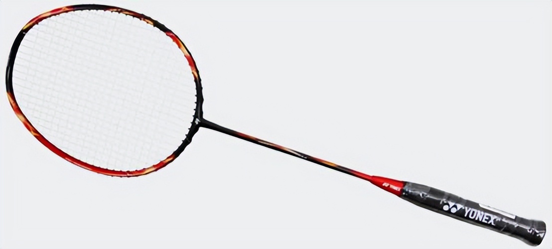 攻守兼备偏进攻羽毛球拍高端,羽毛球拍攻守兼备和进攻型区别