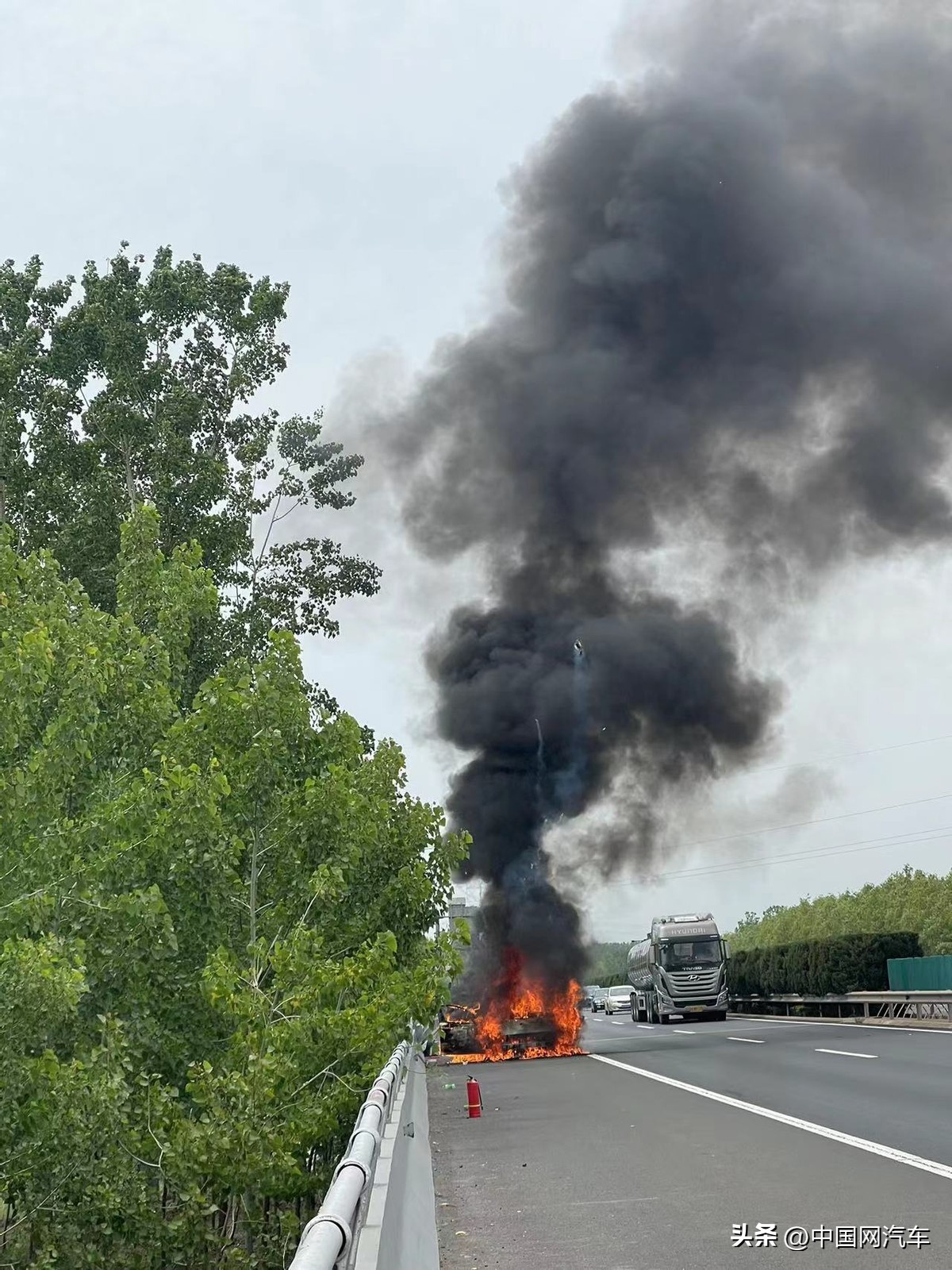 起亚k5高速路突发自燃致烧毁,起亚k5车突然路上着火