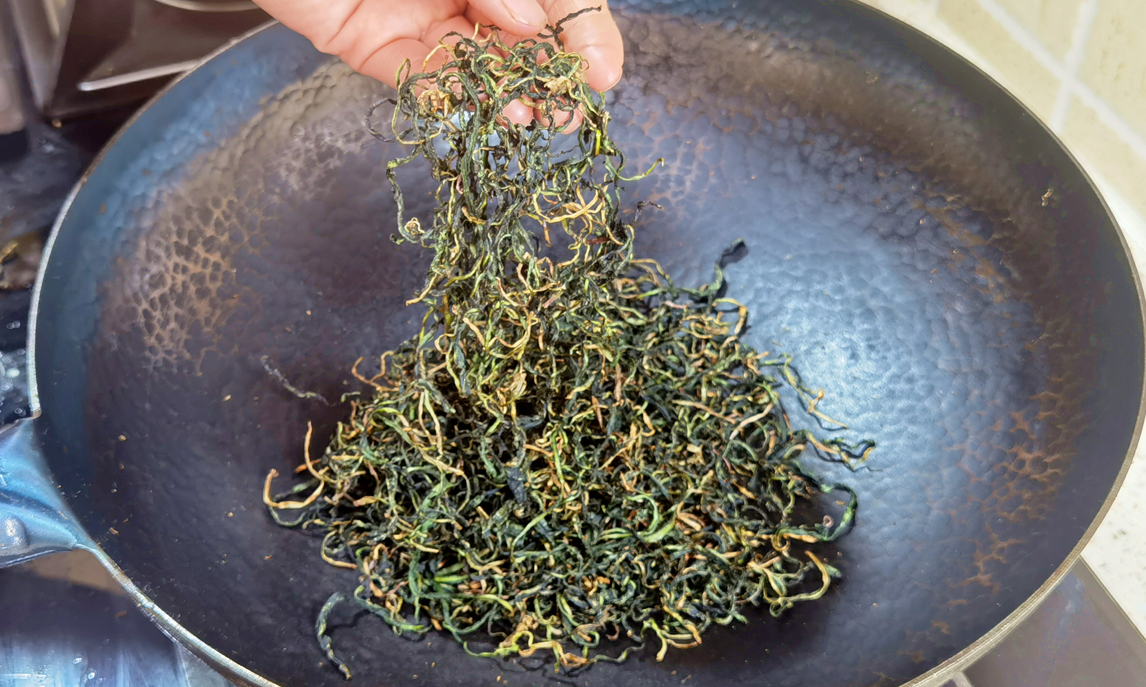 农村野生蒲公英晒干泡茶要炒吗,野生的蒲公英拿来做什么