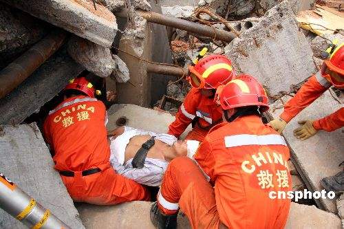 地震时被埋压最好的求救方法,地震的人被压久了要立马救出来吗